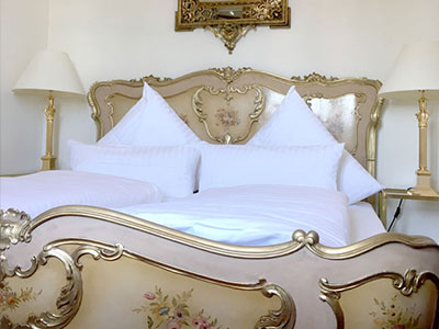 Bett im venezianischen Stil
