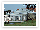 Bekannt als „Die weiße Stadt am Meer“, klassizistischen Ensemble des Architekten C. Th. Severin. Erstes deutsches Seebad und Austragungsort des G8-Gipfels 2007.