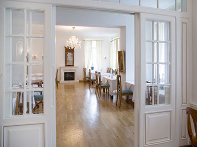 Herrschaftliches Ambiente: Restaurant mit Lobby, Foyer, Kamin und Antiquitäten.